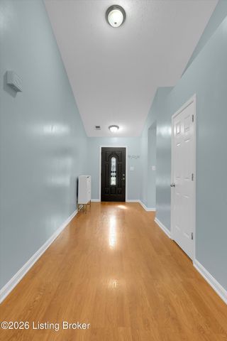 9644 River Trail Dr, Louisville, KY 40229