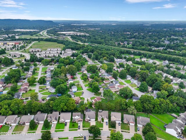 9644 River Trail Dr, Louisville, KY 40229