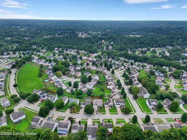 9644 River Trail Dr, Louisville, KY 40229