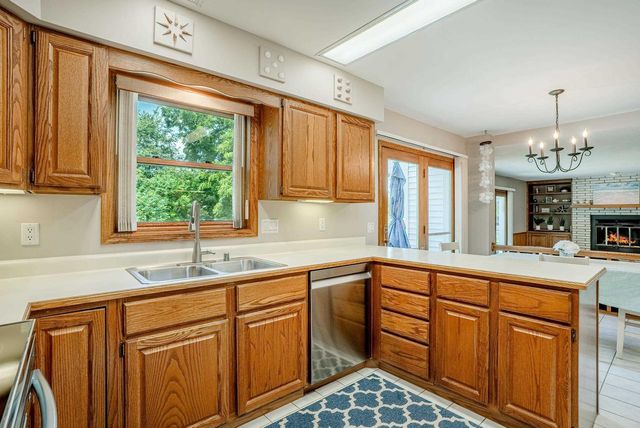 10 LAMPLIGHTER Way, Madison, WI 53714
