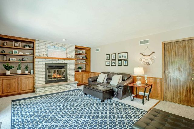 10 LAMPLIGHTER Way, Madison, WI 53714