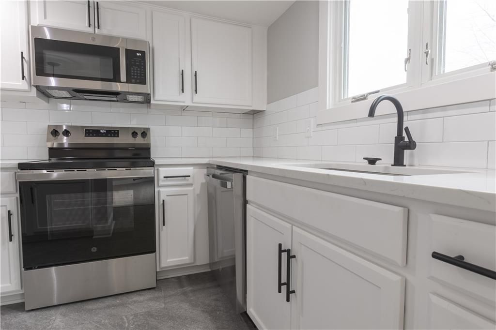 10863 Rosehill Road, Overland Park, KS 66210