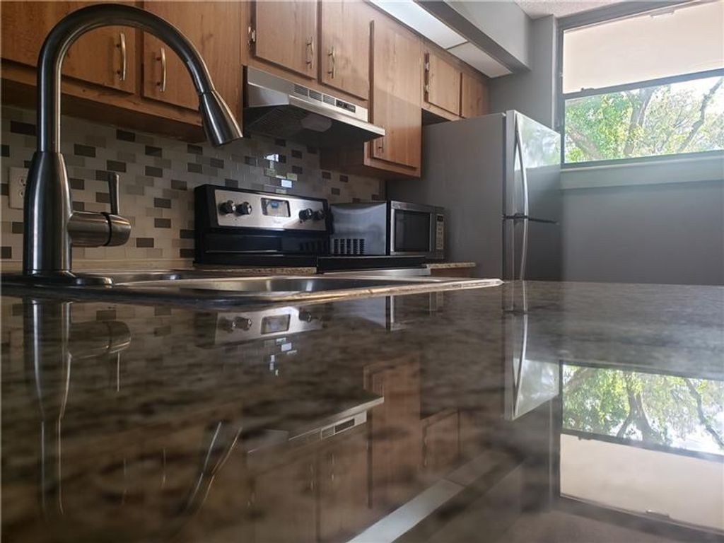 109 Lake Emerald Drive 107, Oakland Park, FL 33309