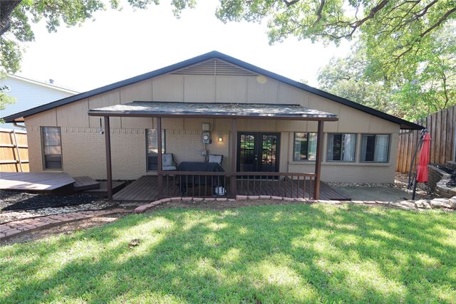 2813 Meandering Way, Bedford, TX 76021
