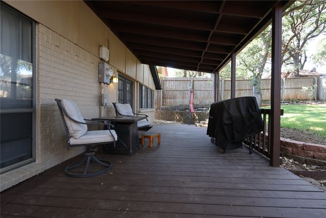 2813 Meandering Way, Bedford, TX 76021