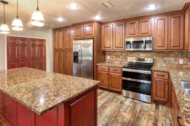 2813 Meandering Way, Bedford, TX 76021