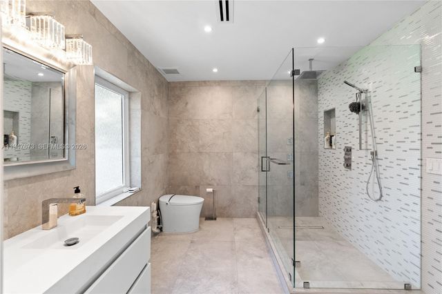 251 NE 44th St 251, Miami, FL 33137