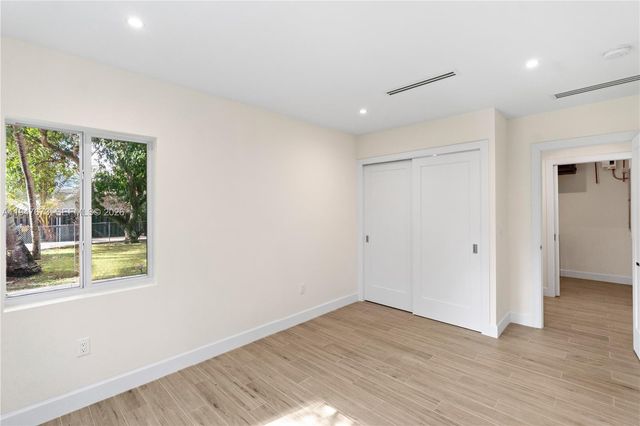 251 NE 44th St 251, Miami, FL 33137