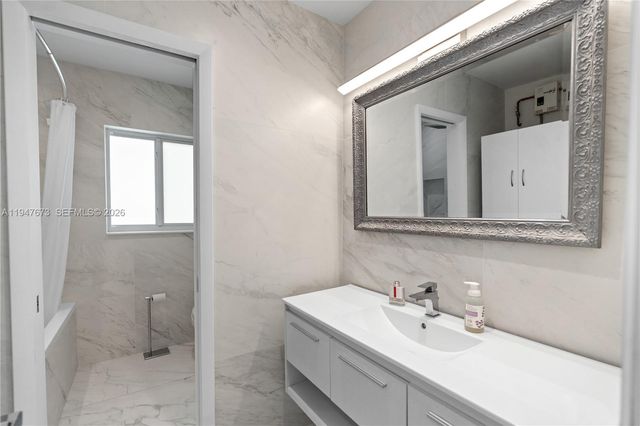 251 NE 44th St 251, Miami, FL 33137