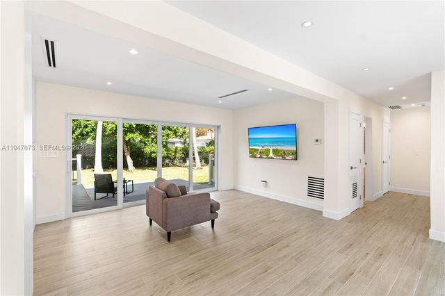 251 NE 44th St 251, Miami, FL 33137