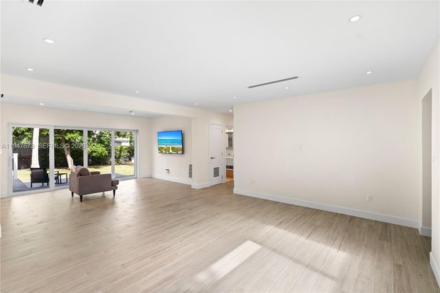 251 NE 44th St 251, Miami, FL 33137