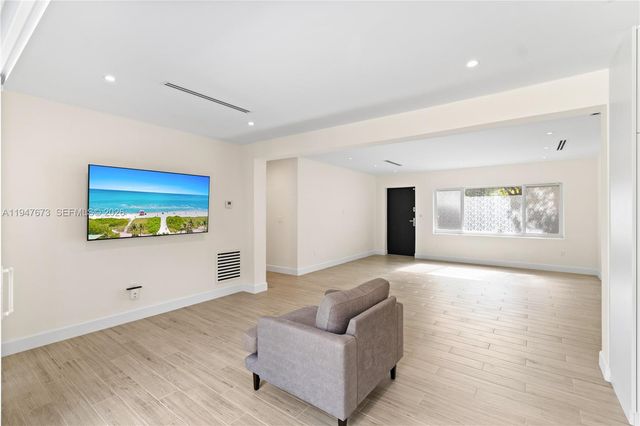 251 NE 44th St 251, Miami, FL 33137