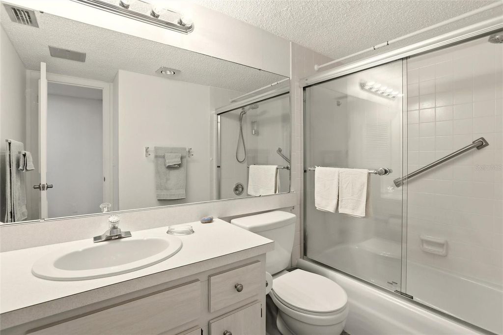 Image 17 of property listing at 1400 1ST AVENUE W 203, Bradenton, FL 34205