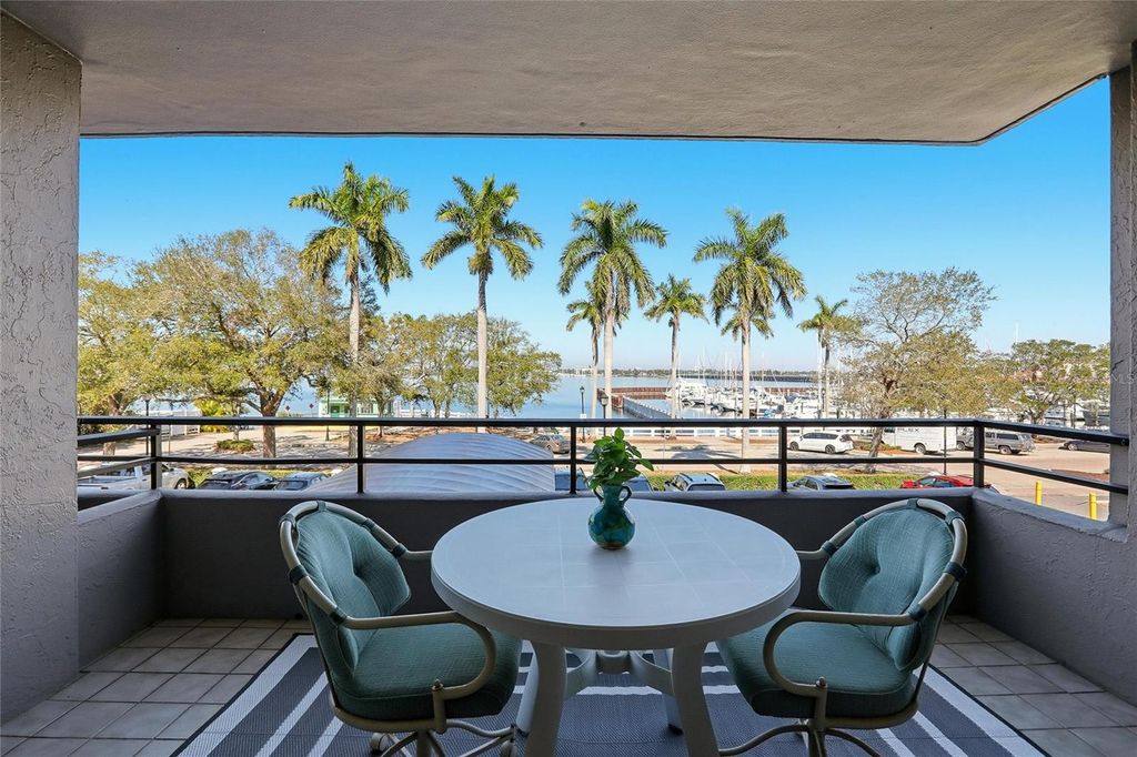 Image 4 of property listing at 1400 1ST AVENUE W 203, Bradenton, FL 34205