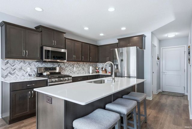 3818 Sun Stone Way, New Haven, IN 46774