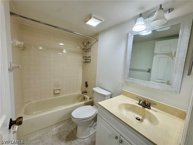 661 Squire CIR 101, Naples, FL 34104