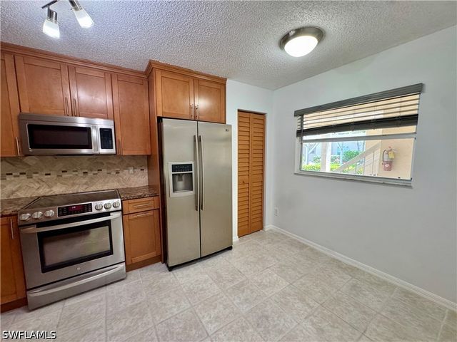 661 Squire CIR 101, Naples, FL 34104