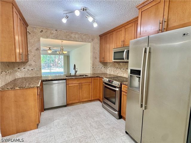 661 Squire CIR 101, Naples, FL 34104