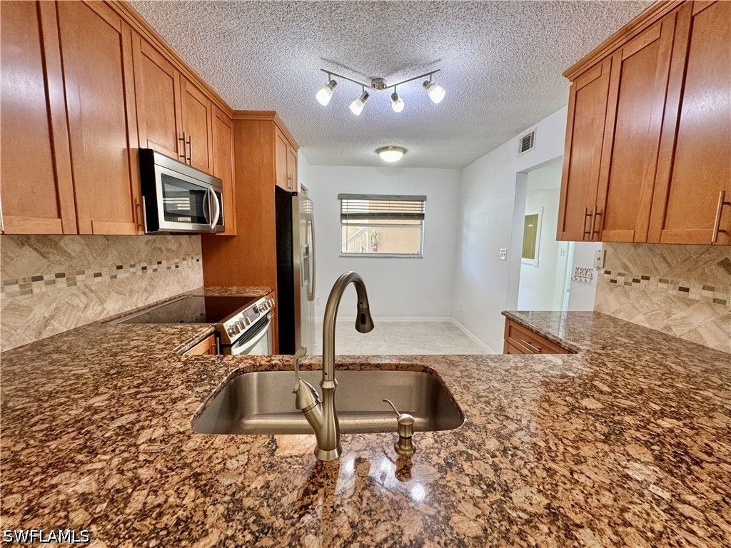 661 Squire CIR 101, Naples, FL 34104