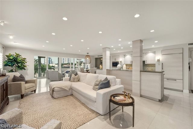250 W Park Shore DR 101, Naples, FL 34103
