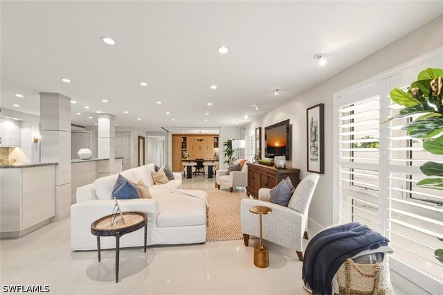 250 W Park Shore DR 101, Naples, FL 34103