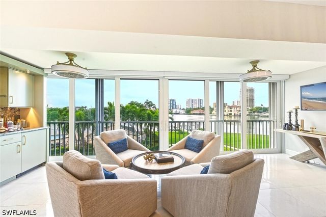 250 W Park Shore DR 101, Naples, FL 34103