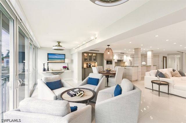 250 W Park Shore DR 101, Naples, FL 34103