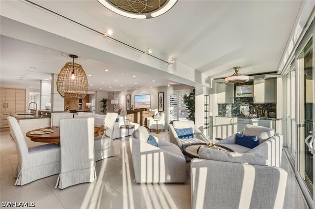 250 W Park Shore DR 101, Naples, FL 34103