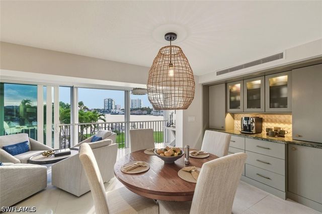 250 W Park Shore DR 101, Naples, FL 34103