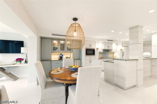 250 W Park Shore DR 101, Naples, FL 34103