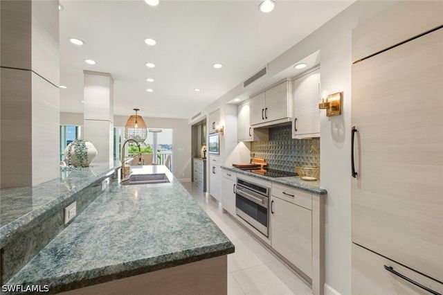 250 W Park Shore DR 101, Naples, FL 34103