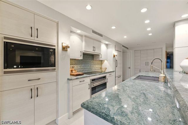 250 W Park Shore DR 101, Naples, FL 34103