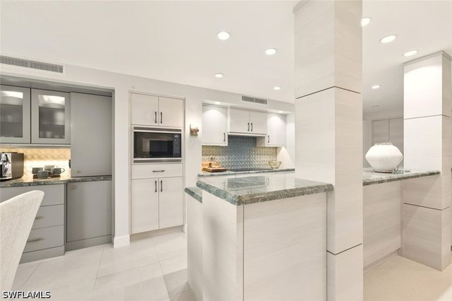 250 W Park Shore DR 101, Naples, FL 34103