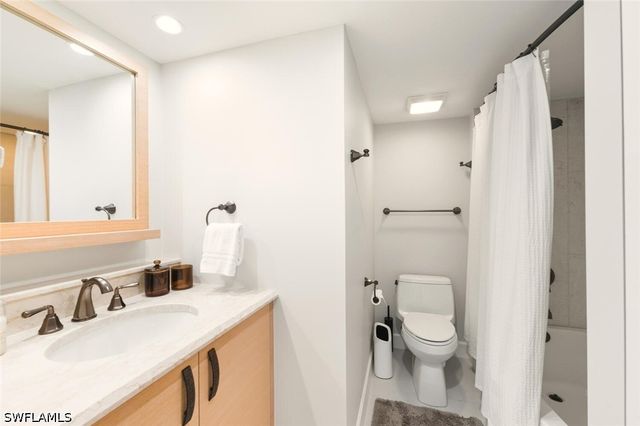 250 W Park Shore DR 101, Naples, FL 34103