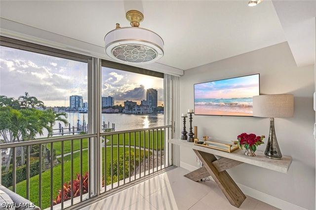 250 W Park Shore DR 101, Naples, FL 34103