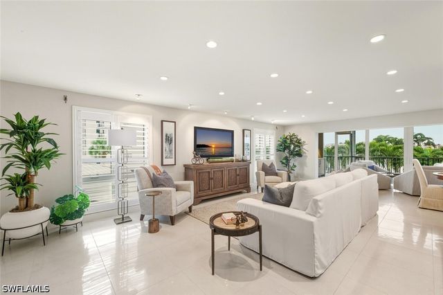 250 W Park Shore DR 101, Naples, FL 34103