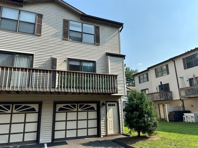 15 Crest Street B13, West Haven, CT 06516