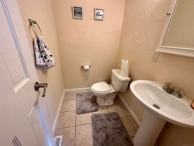 15 Crest Street B13, West Haven, CT 06516