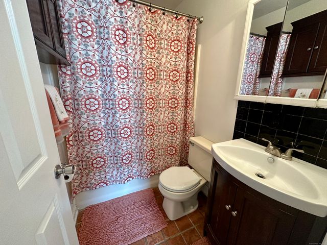 15 Crest Street B13, West Haven, CT 06516