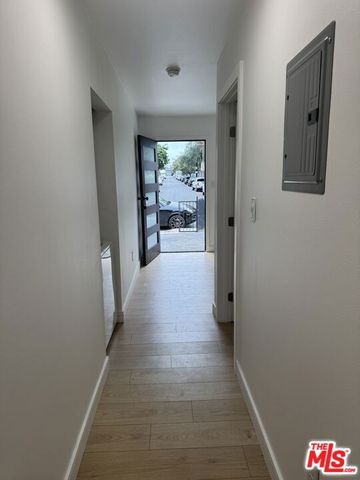 4013 S Walton Avenue, Los Angeles, CA 90037