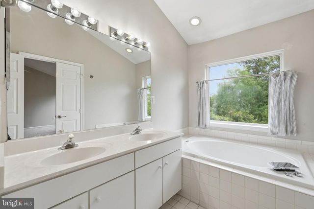 13222 GOOSE POND LN, Fairfax, VA 22033