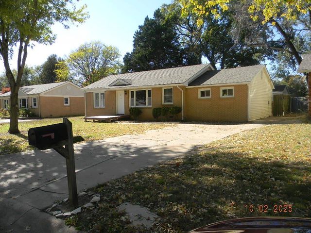 215 S Sunset Ave, Haysville, KS 67060