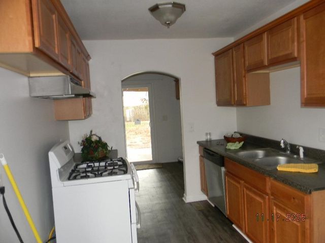 215 S Sunset Ave, Haysville, KS 67060