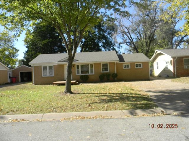 215 S Sunset Ave, Haysville, KS 67060