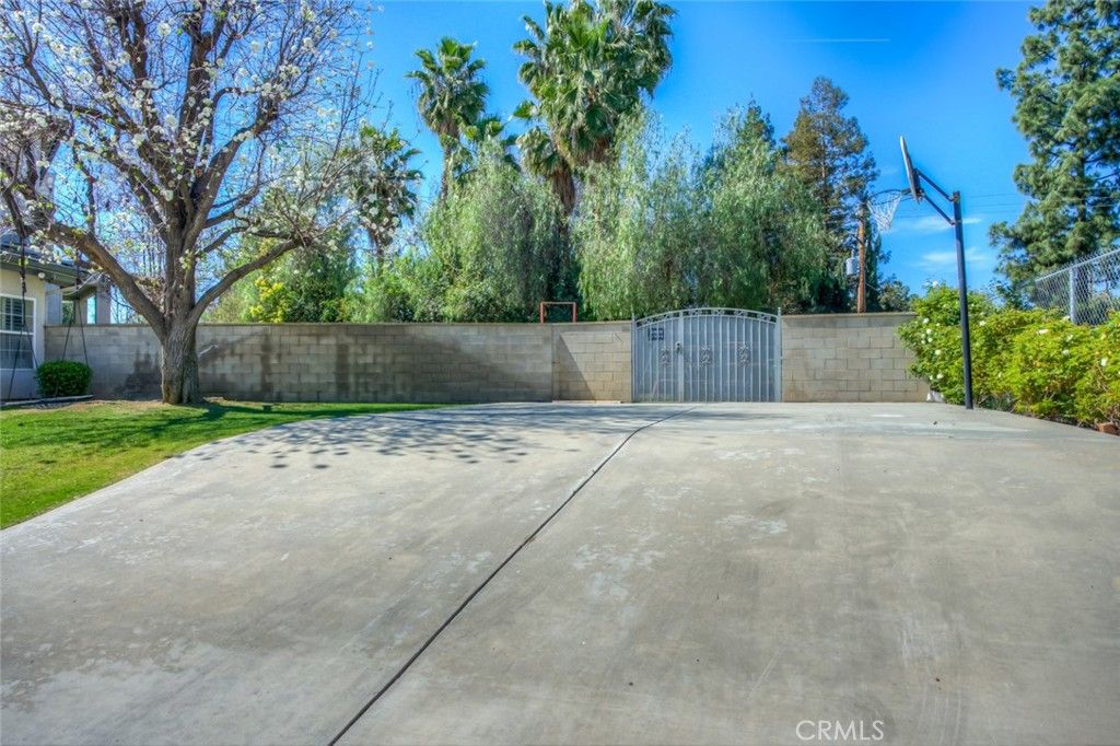 Image 2 of property listing at 6301 Canyon View Court, Bakersfield, CA 93306