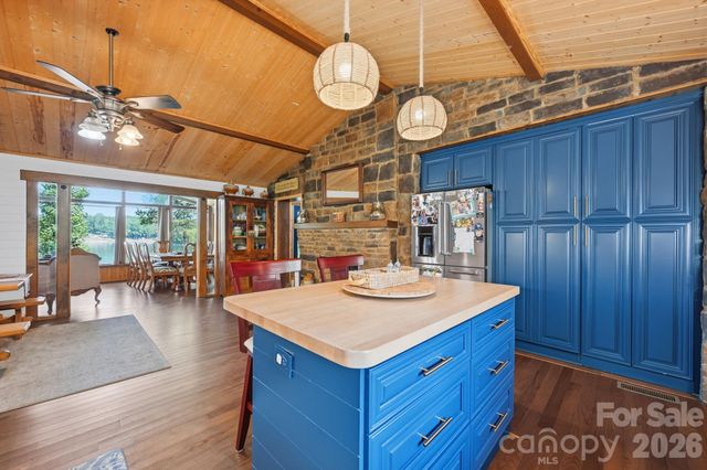 1367 Roundstone Road, Sherrills Ford, NC 28673