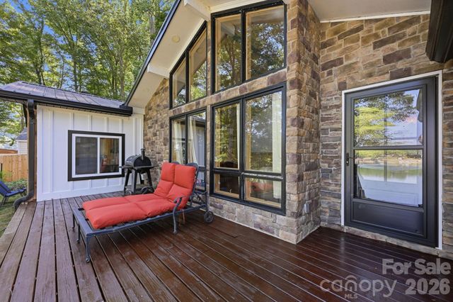 1367 Roundstone Road, Sherrills Ford, NC 28673