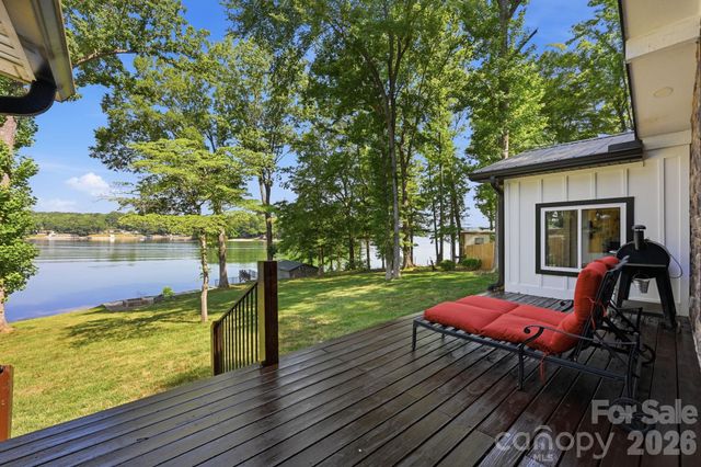 1367 Roundstone Road, Sherrills Ford, NC 28673