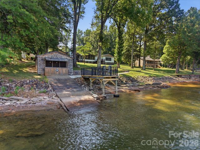 1367 Roundstone Road, Sherrills Ford, NC 28673