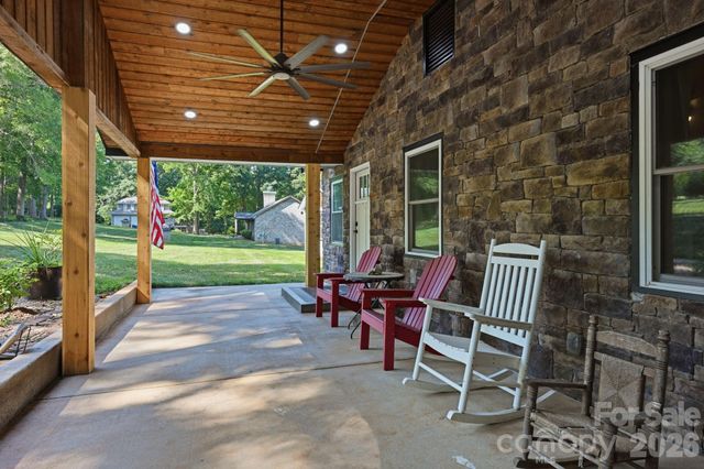 1367 Roundstone Road, Sherrills Ford, NC 28673